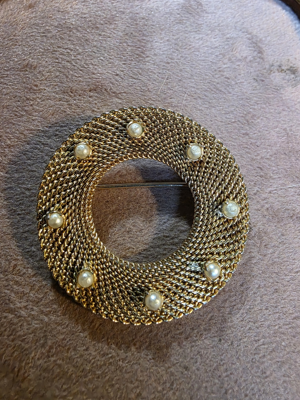 Vintage Mid-Century Gold Mesh Wreath Brooch with Faux Pearls